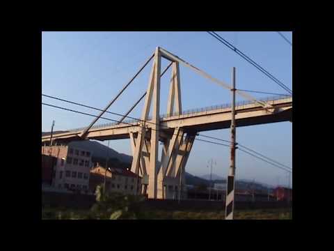 Treno storico con E 626 294 passa sotto il ponte Morandi a Genova il 4-10-2014