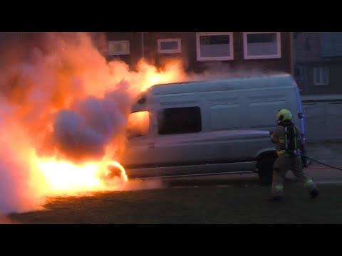 Brandweer Oss TS 21-3131 met spoed naar een Bestelbus Brand aan de Hertogin Mariastraat in Oss