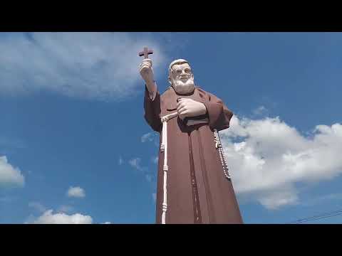 Estátua de Frei Damião, construída no trevo da cidade de Remigio, PB.  Vídeo de Dudu Silva 