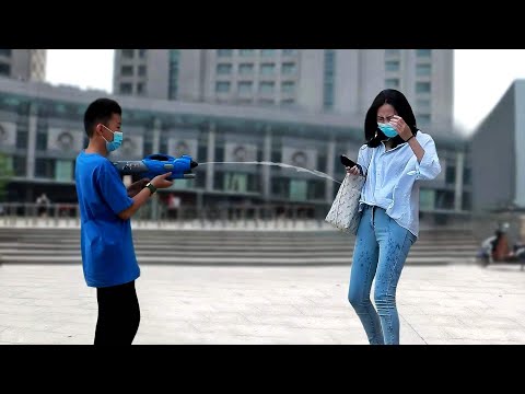 我被熊孩子用水槍噴了一整天，竟然還被他的家長罵了