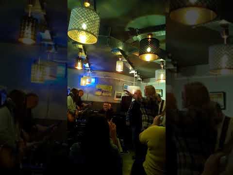 Alex play guitar in Newport 9/3/2018