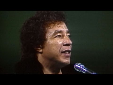 1986WS Gm5: Smokey Robinson sings national anthem