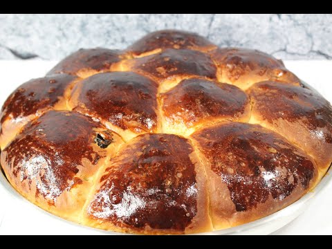 "Bulochki", Russian Style Sweet Buns with Raisins. A dish from my childhood.