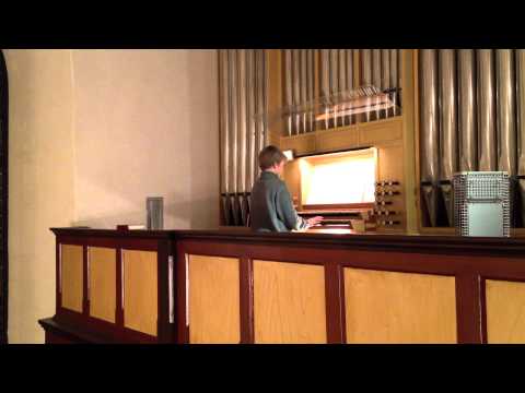 Kristian Heian spiller Vår Gud han er så fast en borg på orgel