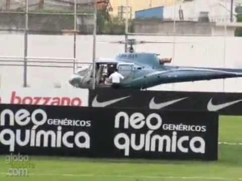Emerson Sheik chega ao treino do Corinthians de helicóptero - 16/01/2012