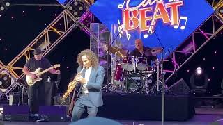 Kenny G Live - How Long can he hold a note with One Breath? Eat to the Beat Epcot