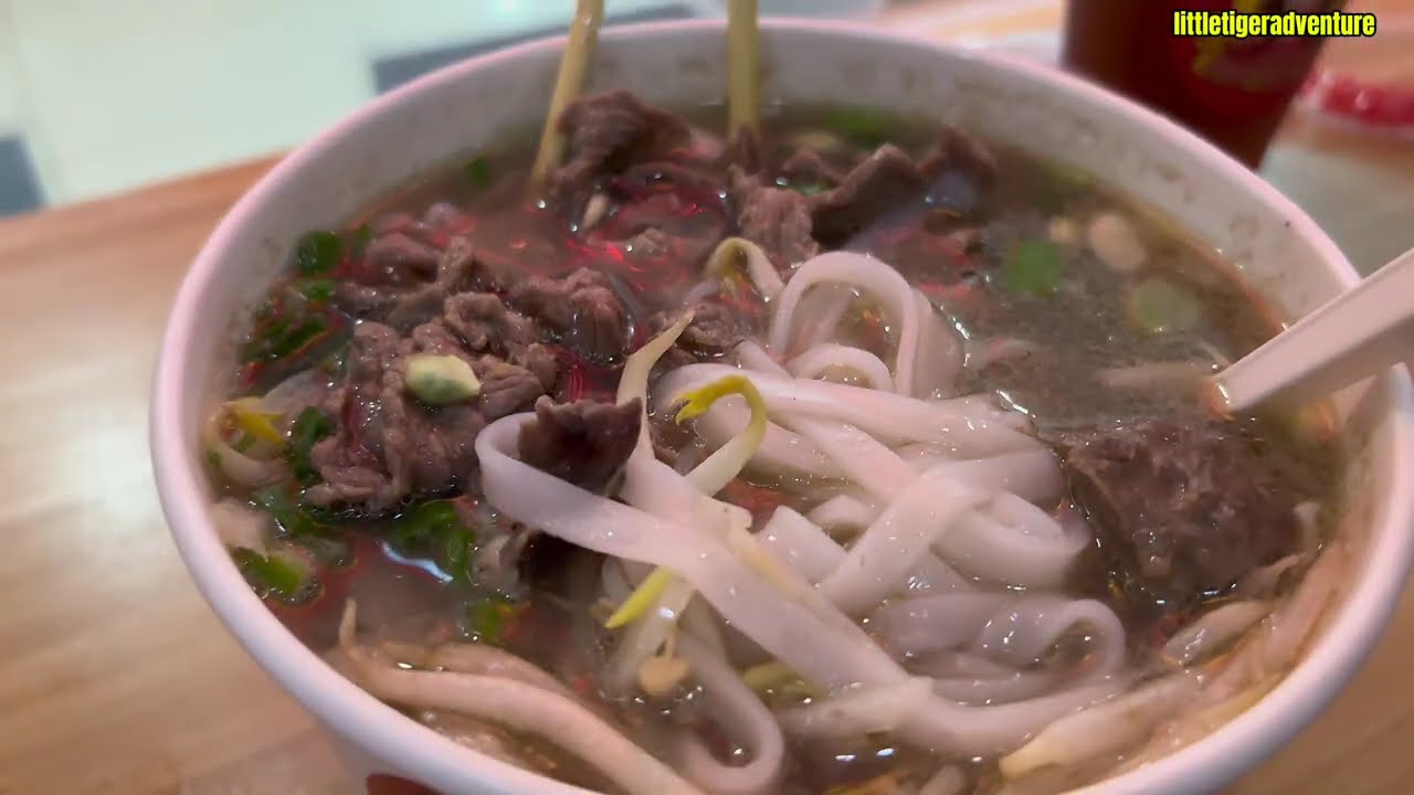 Hidden Gem Vietnamese Food in Singapore 🇻🇳 | Miss Sai Gon Review (Banh Mi & Pho!)