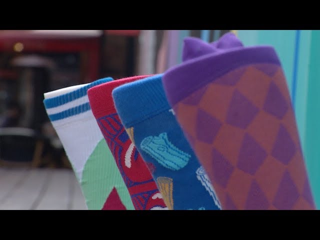 Vídeo relacionado con SMAZDFXX Calcetines casuales con estampado de tinta neón, suaves y acogedores, para actividades, para mujeres y hombres, 12 pulgadas