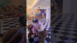 visitando fábrica de chocolate