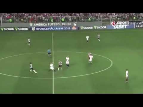 La jugada de Juan Cazares a lo Ronaldinho: El ecuatoriano imita al astro brasileño