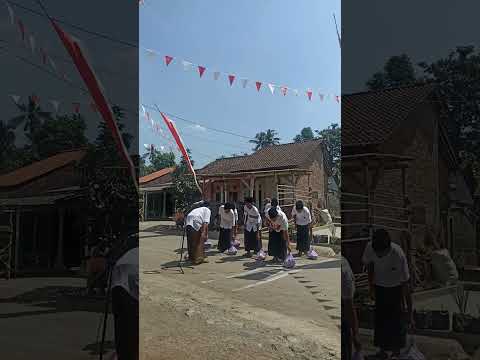 Gerak Jalan Kreasi tema "Tahlil Bawa Berkat" SMP PGRI 2 Tempurejo di Desa Sidodadi Tempurejo Jember