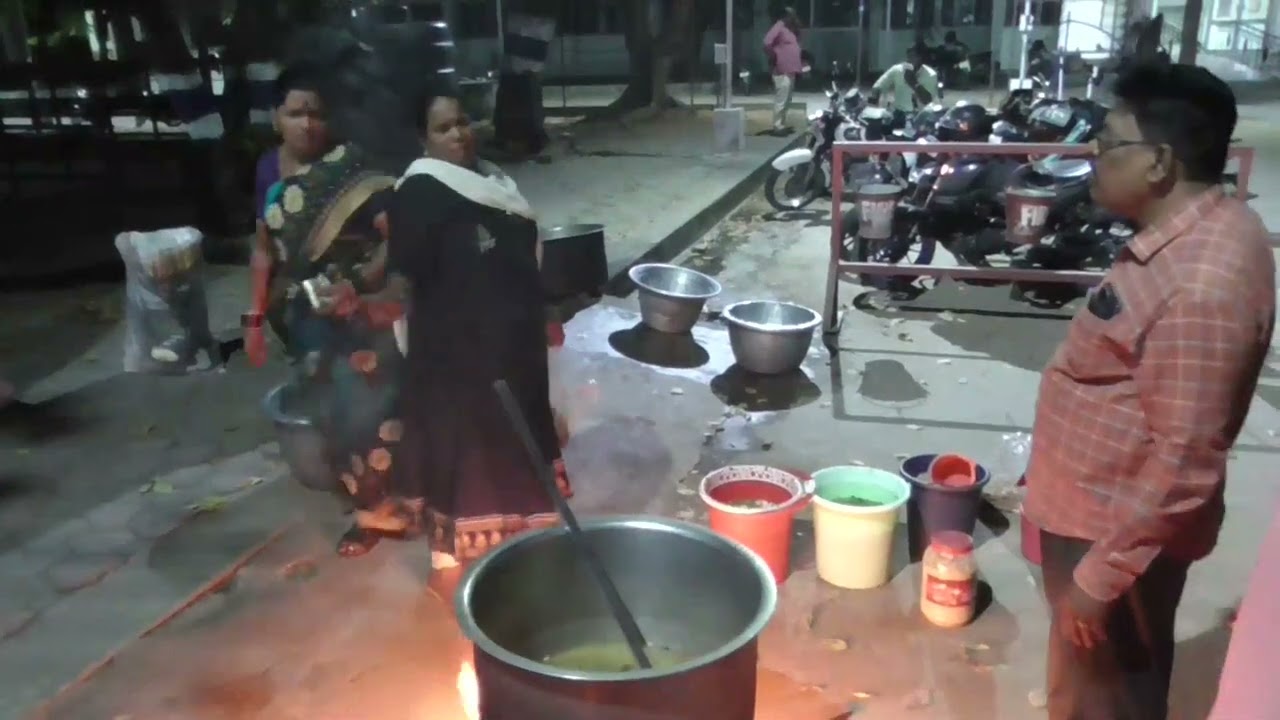 கலெக்டர் ஆபீசில் இரவு போராட்டம் நடத்தும் வருவாய்த்துறையினர்!