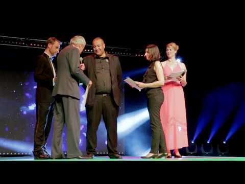 Keeping Fight décoré de la médaille du mérite - Version courte