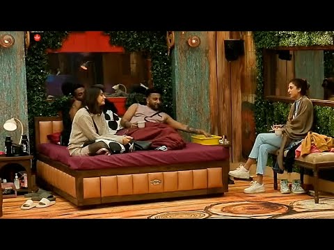 Bigg Boss 19 New Update:  Farhana ne Malti ko kaha aslil aur udaya pranit ka majak
