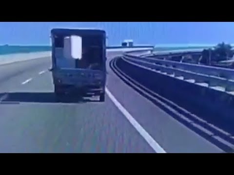✅  A pedestrian recently caught an interesting phenomenon while driving on the highway when a box fe