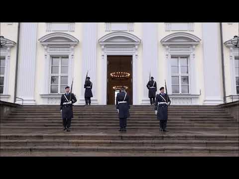 Ehrenposten Ablösung Schloss Bellevue V