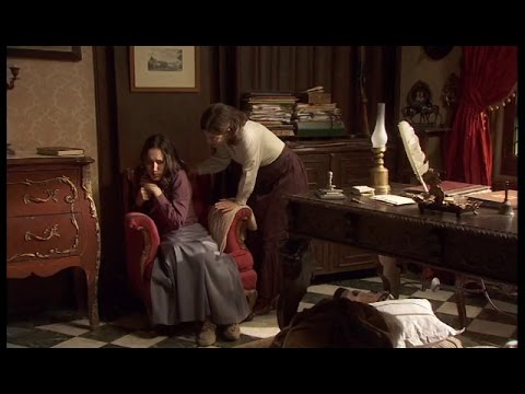 PUENTE VIEJO C971 - Aurora sonríe al ver una foto de Gonzalo