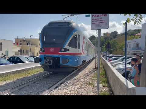 Arrivo del treno di FERROVIE del GARGANO, linea Foggia/Calenella, fermata di Rodi Porto Turistico.
