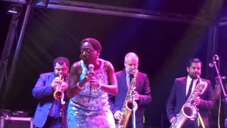 sharon jones & the dap-kings @ paraty: people don't get what they deserve