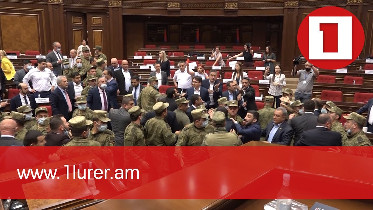 Միմյանց վրա նետված շշեր, հայհոյանքներ, քաշքշուք, ծեծկռտուք. 2-րդ օրն է՝ ԱԺ-ում կրքերը թեժ են