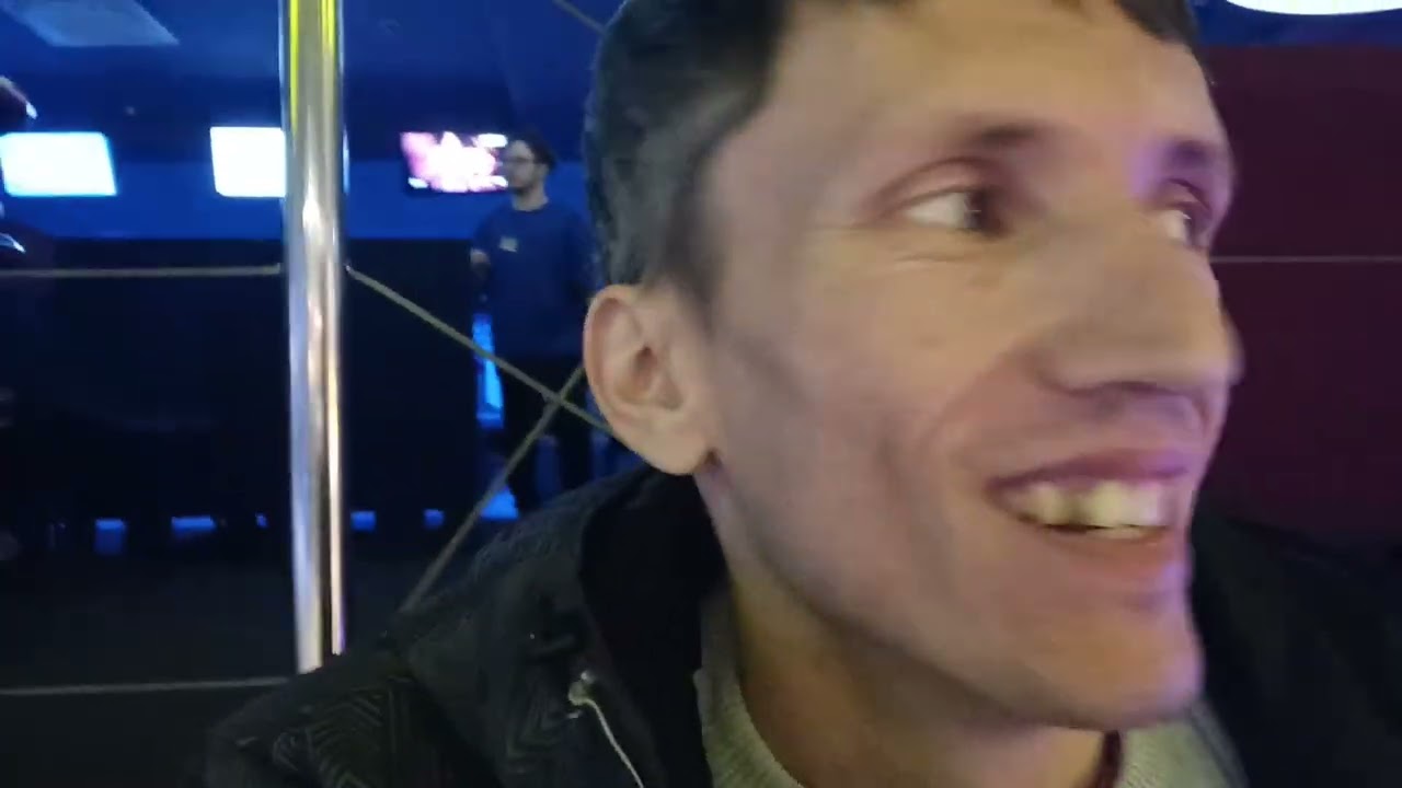 У остальных компании, а я гуляю один