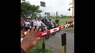 Download lagu Be careful when crossing a railway crossing, don't cut into the lane of vehicles coming from the ... mp3