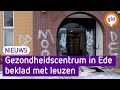 Gezondheidscentrum beklad met leuzen tegen vaccins