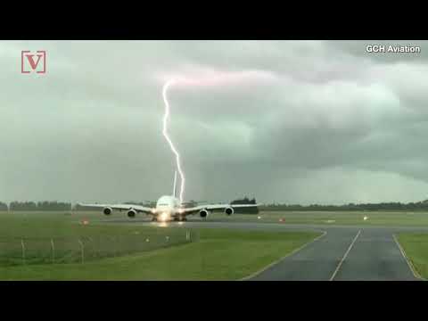 This is the Moment Lightning Appears to Strike a Plane in New Zealand
