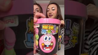 Download lagu These cookies get an upgrade! 🤩 Not only are they rainbow they crackle! ⚡️ #cookies #candy #comedy mp3