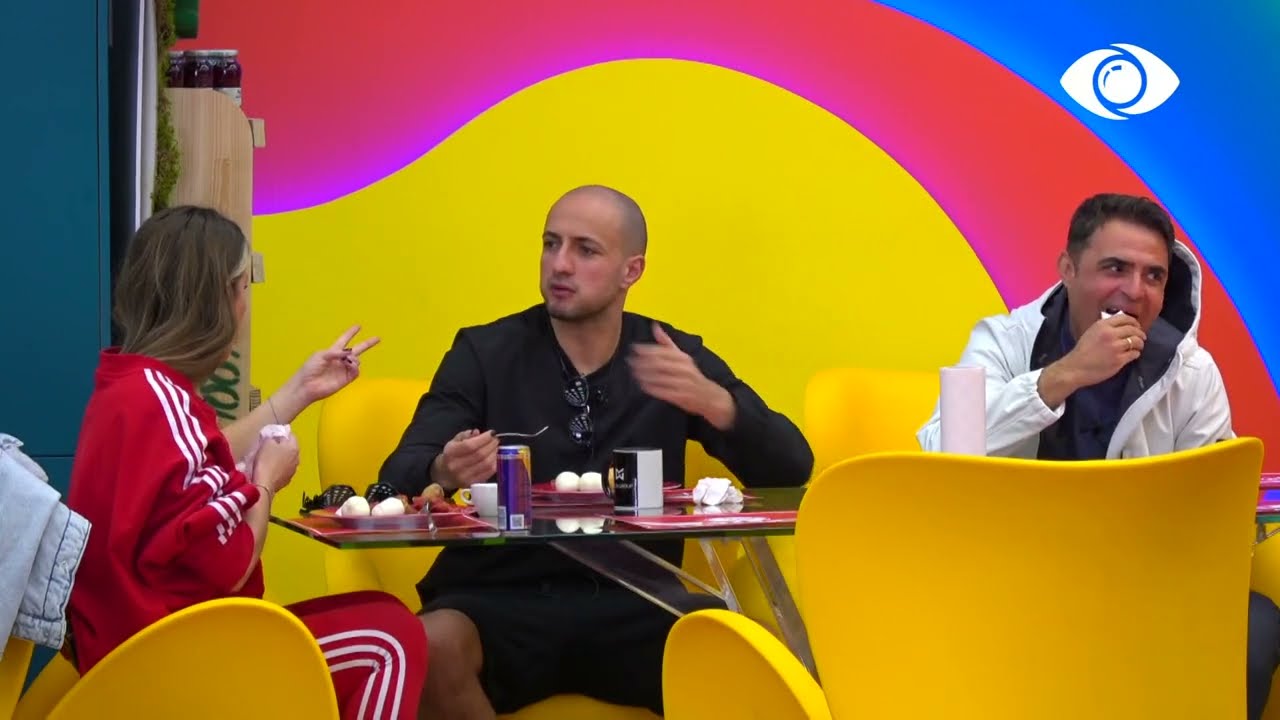 Bie gongu, banorët i dhurojnë puthje njëri tjetrit