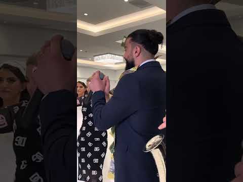 Vellezerit kukli shikojeni se sa bukur e ndezin dasmen e madhe ne Australi