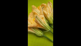 Download lagu Crispy Pumpkin flower pakoda || Kumro fuler bora#shorts#Youtubeshorts mp3