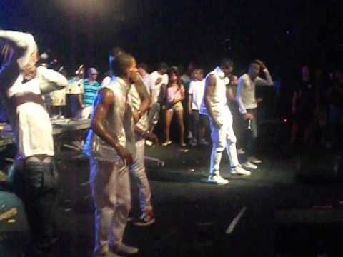 Violeira de Apache - Guettho é Guettho no  Festival de Pagode 2012 - Na Pegada.net