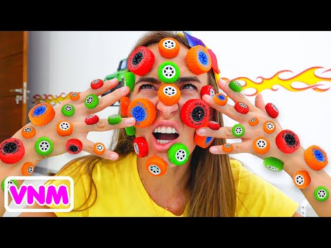 Đồ chơi bị mắc kẹt trên mặt mẹ cậu  Vlad và Niki
