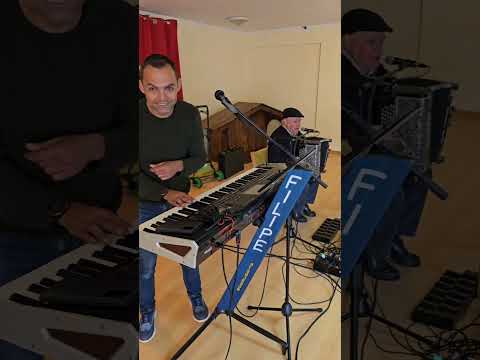 Filipe Romão  & Luís Parente  com a música Mãe o tempo passa no baile da pinha em Salir