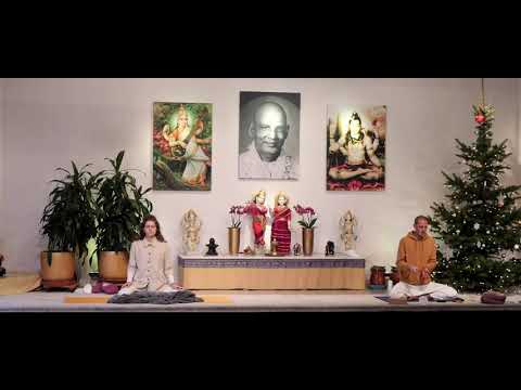 Yogastunde Mittelstufe "YV Grundreihe" mit Ravi - Yoga Vidya Ashram Live - 9:15 Uhr 17.12.2021