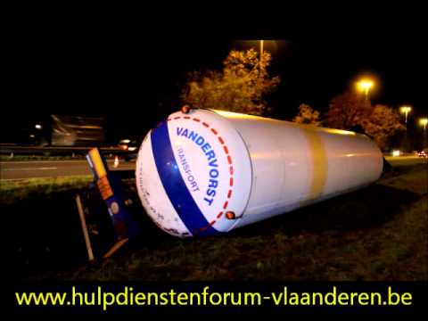 Tankwagen in gracht naast N16 te Temse