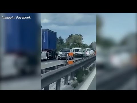 Incidente frontale in superstrada: la folle corsa del suv in contromano