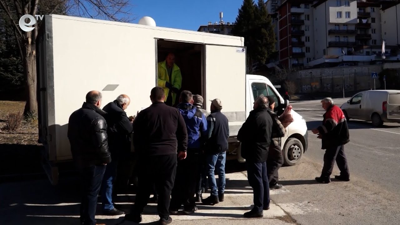 Съставиха акт на мъж, защото продава месо от микробус