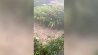 Il torrente esonda e l'acqua invade le strade: il video dalla provincia di Massa Carrara