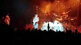 Empty beer cans-jon Pardi 11 11 17 Orpheum Madison wisconsin