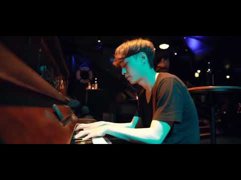 190616 Zhang Yixing Lay - Yixing’s weibo update Playing the Piano 🎶