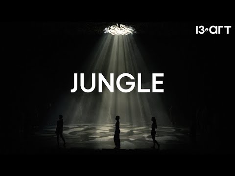 Des événements recréés sur une scène représentant la jungle sont observés en perspective. Des...