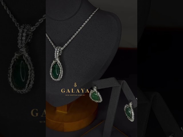 طقم من الفضة الخالص مع حجر الزمرد