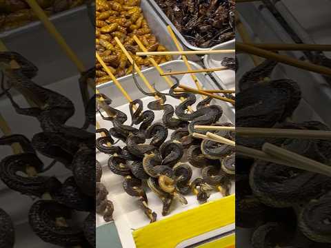Malam di pasar malam Thailand, tempatnya makanan jalanan yang super seru! Dari laba-laba goreng hingga ular kriuk-kriuk,...