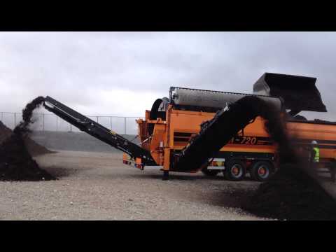 Doppstadt's SM720 trommel screen in action