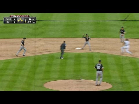 CWS@DET: Pelfrey induces 5-6-3 DP to get out of jam