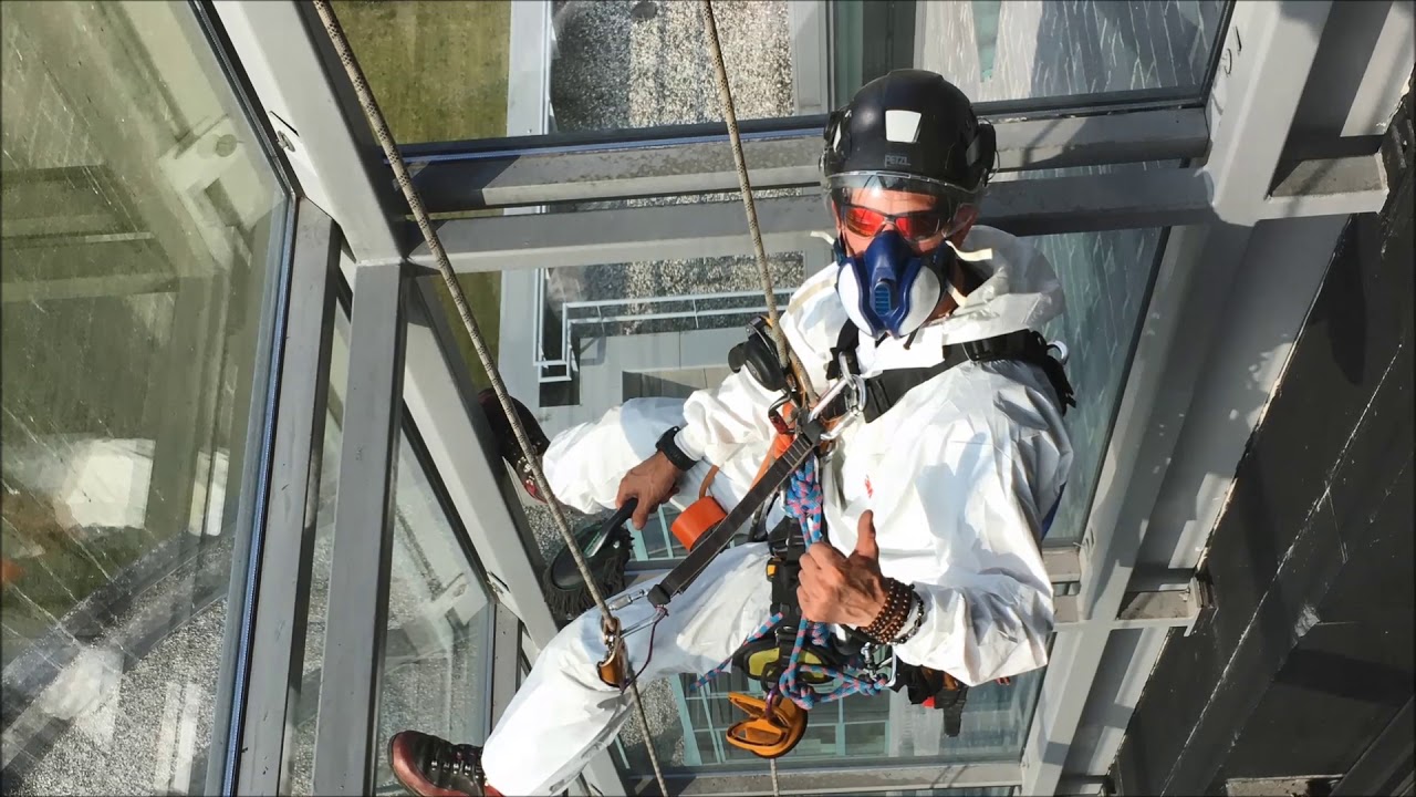 Les cordistes d’IRIS Cleaning en action !  www.iris.be