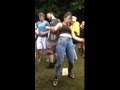 Una joven baila como si nadiela estuviese mirando