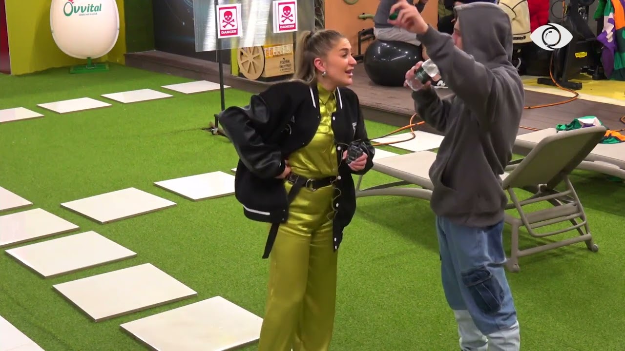 Ditën fle e natën rri”/ Vesa dhe Bardhi këndojnë në oborr